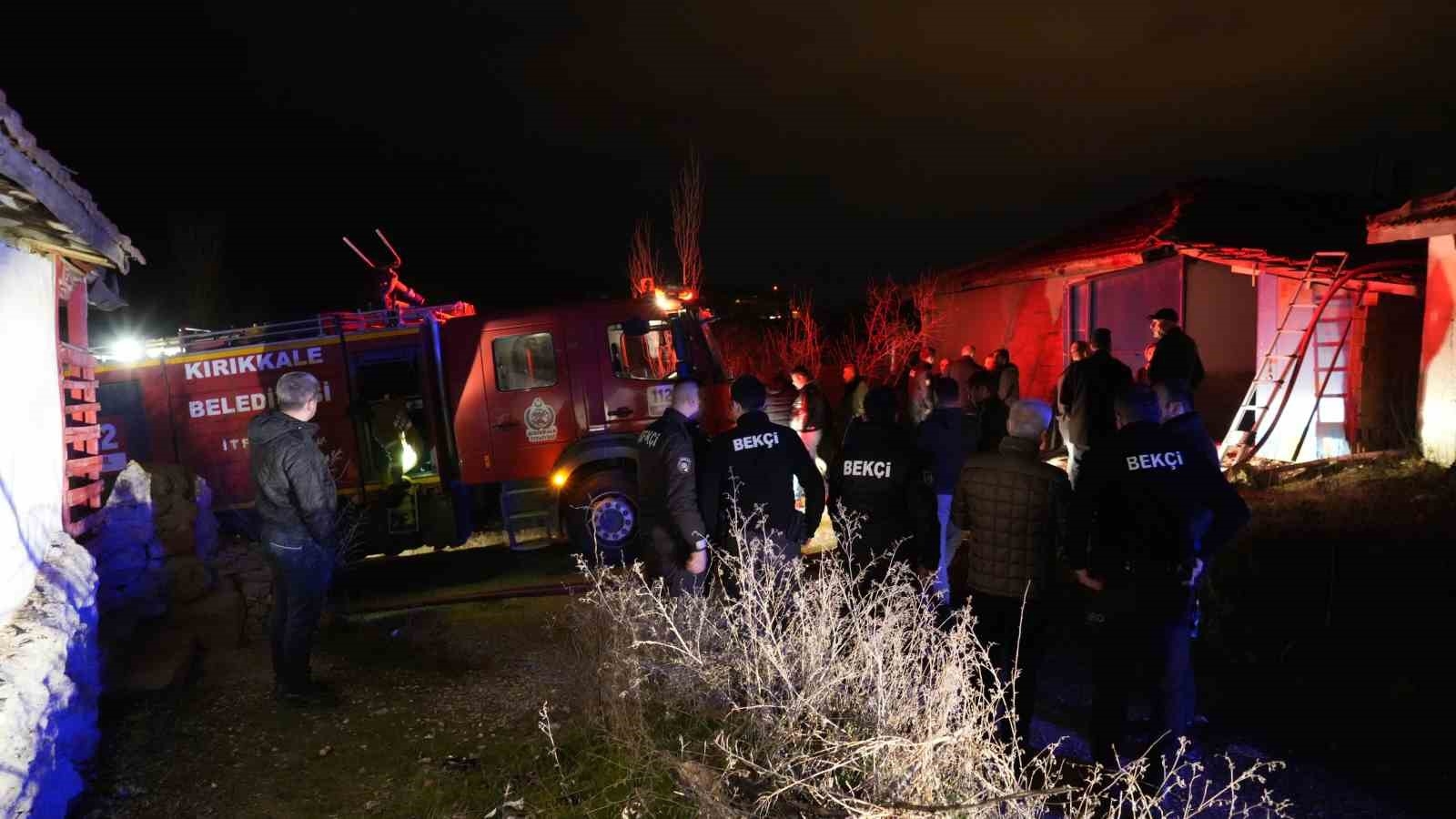 Kırıkkale'de müstakil evin çatısı alevlere teslim oldu-3