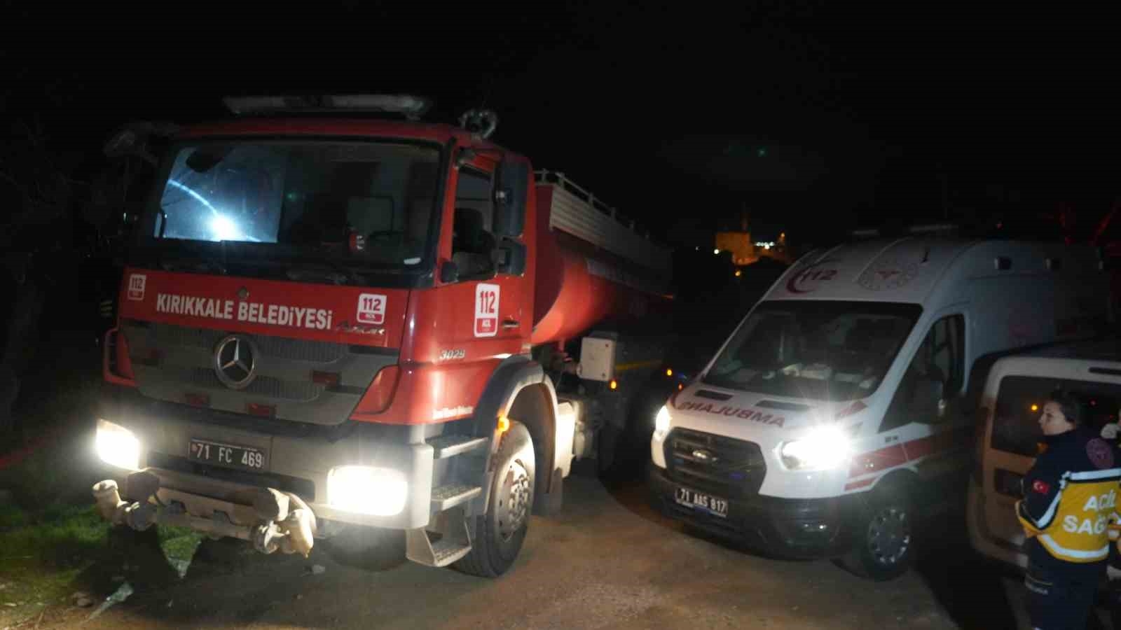 Kırıkkale'de müstakil evin çatısı alevlere teslim oldu-5