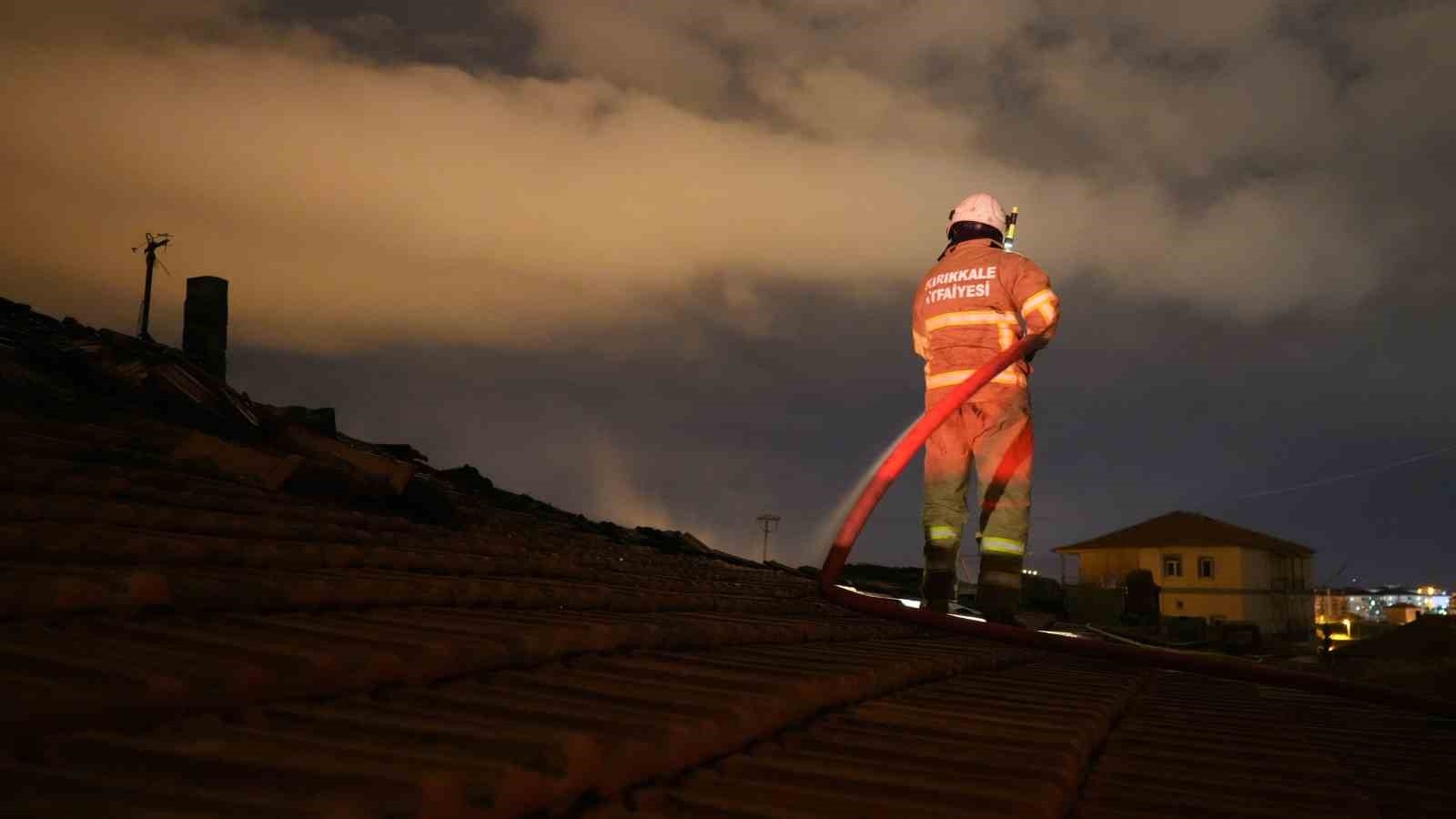 Kırıkkale'de müstakil evin çatısı alevlere teslim oldu-6