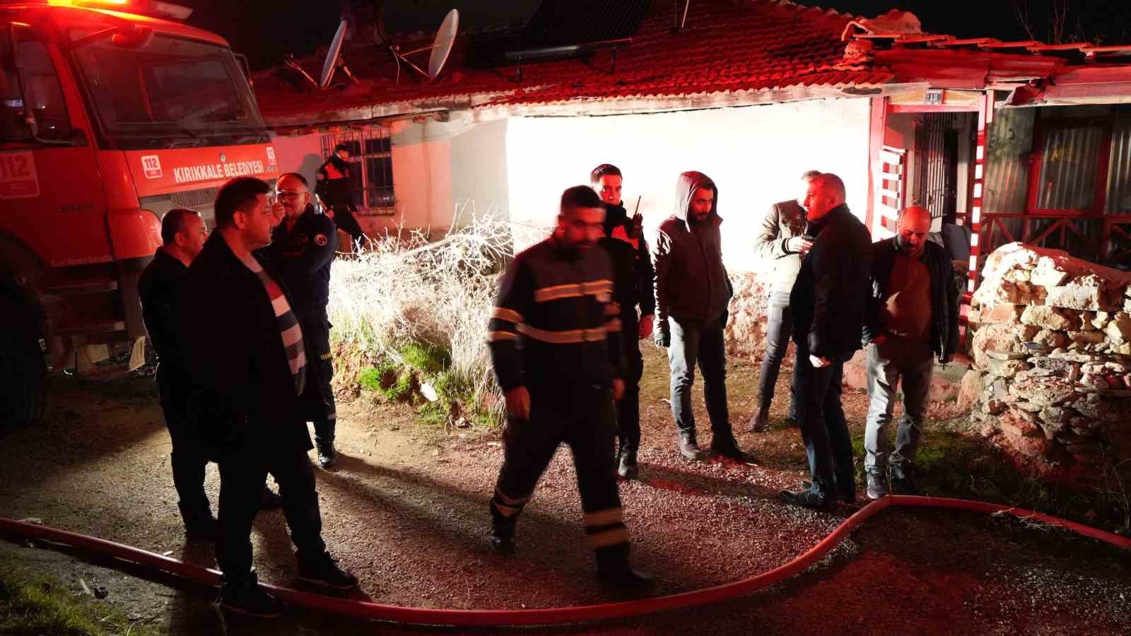 Kırıkkale'de müstakil evin çatısı alevlere teslim oldu-7