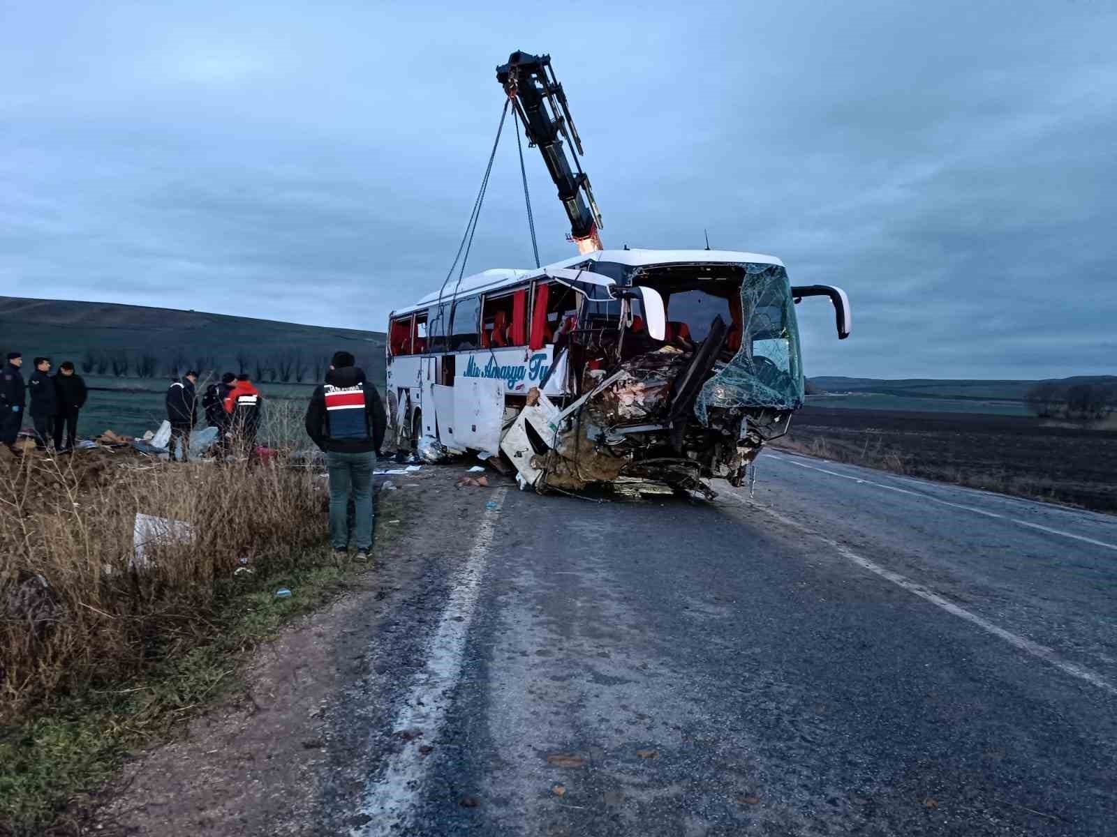 Yozgat'ta otobüs kazası: 1 ölü, 18 yaralı-5