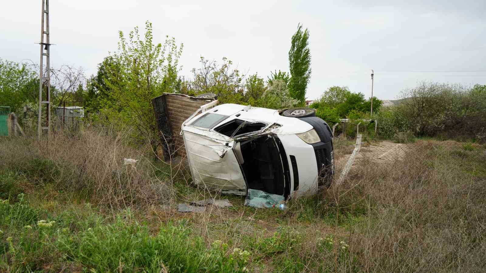 Virajı alamayan kamyonet takla attı: 3 yaralı-1