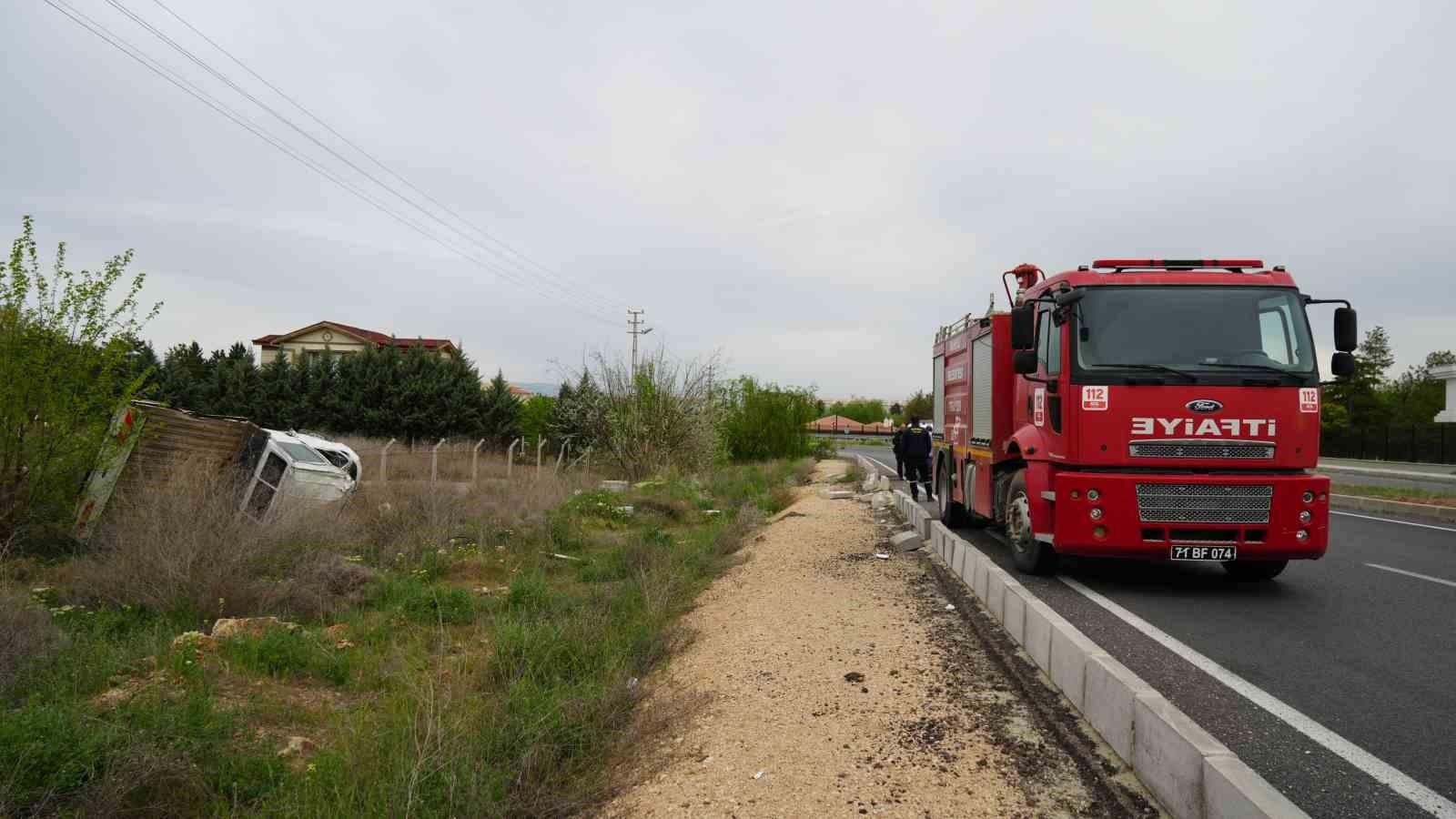 Virajı alamayan kamyonet takla attı: 3 yaralı-3