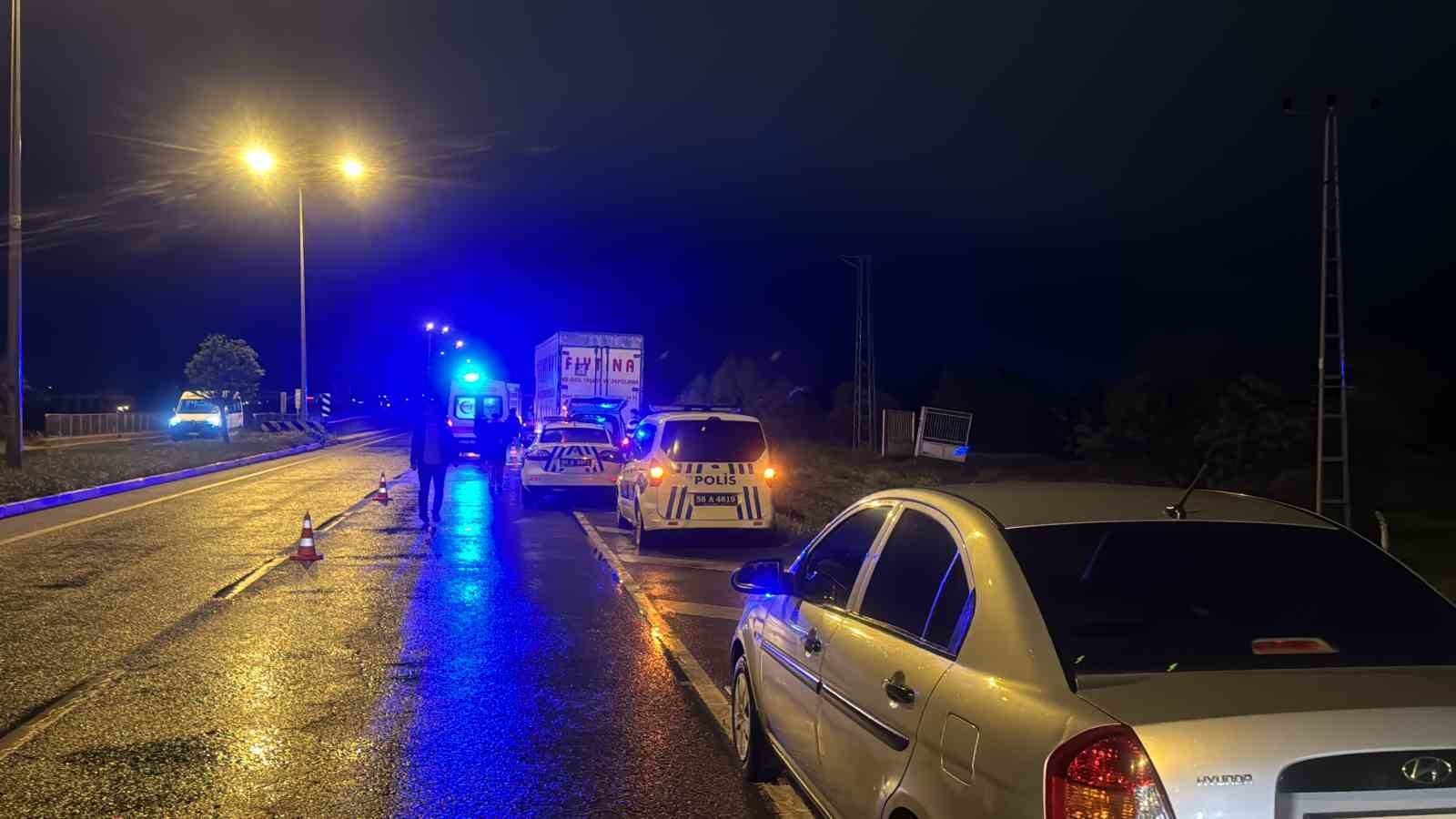 Kontrolden çıkan otomobil Kızılırmak'a uçtu: 3 yaralı-2