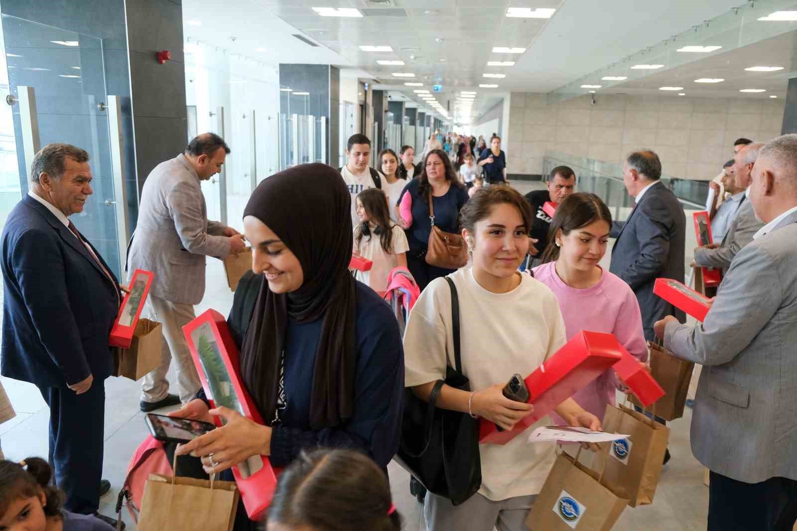 Gurbetçiler çiçeklerle karşılandı-1