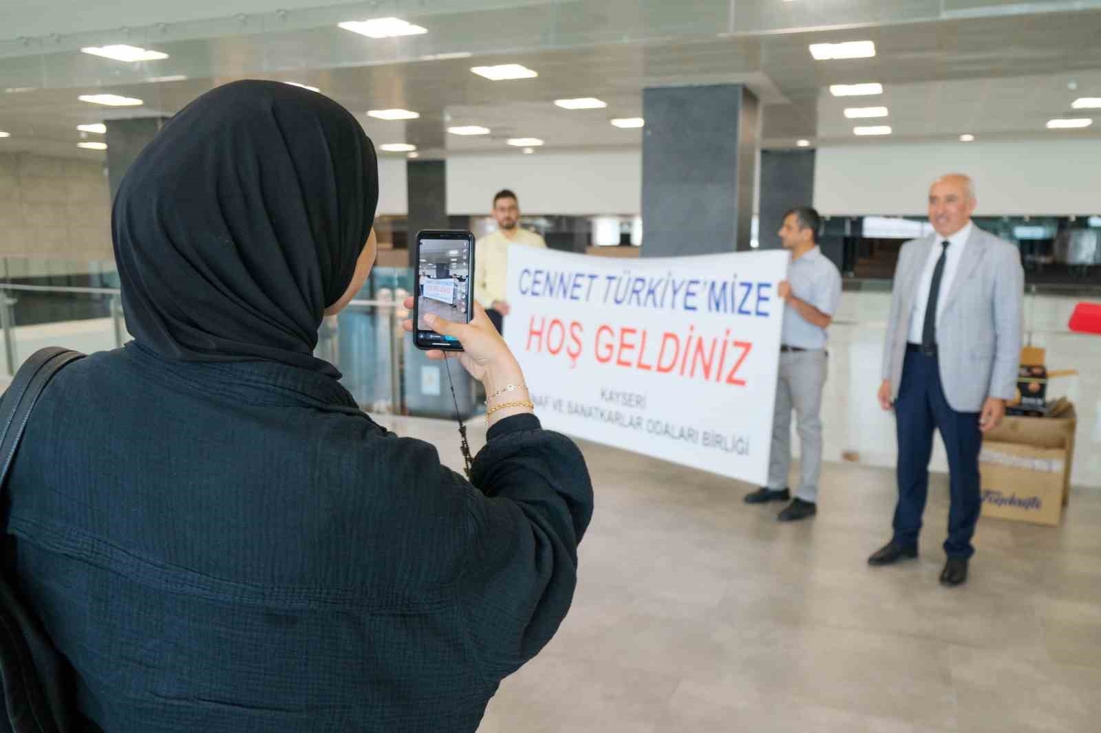 Gurbetçiler çiçeklerle karşılandı-7