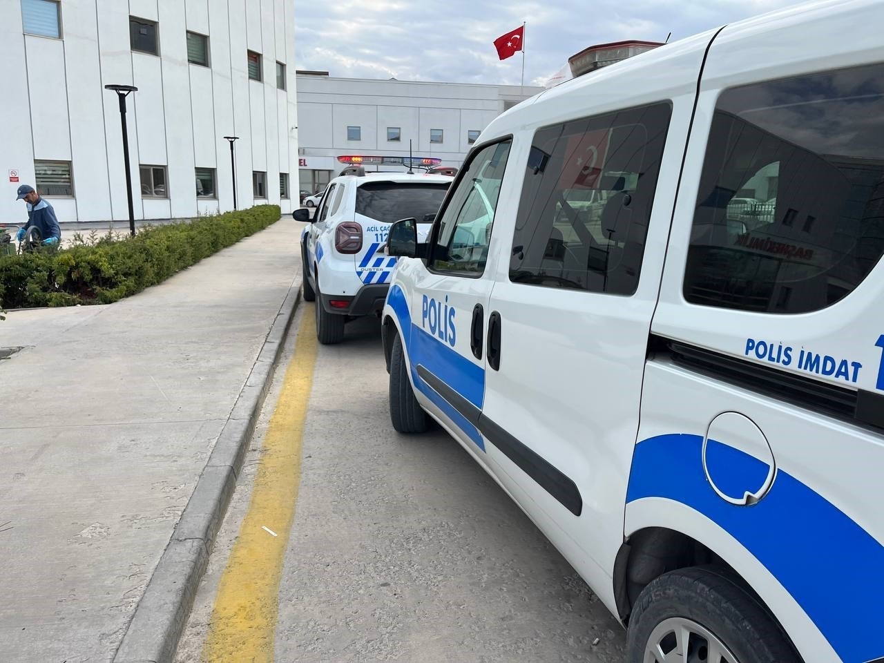 İlaç yazdırmak isteyen hasta bıçakla başhekimlikte korku saçtı-3