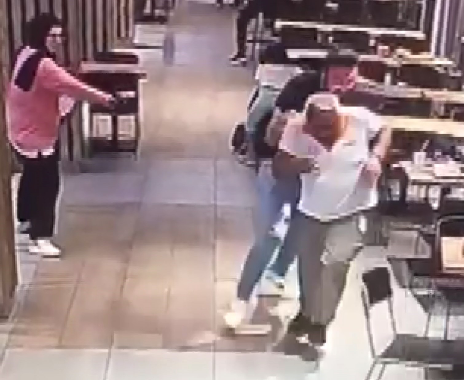 Kafede oturan adama kurşun yağdıran kadın tutuklandı-1