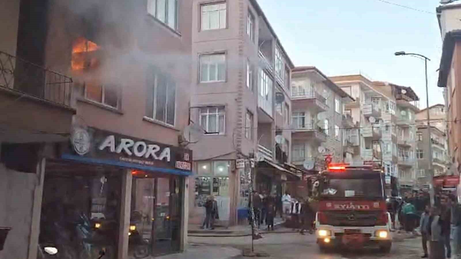 Alevlere teslim olan evde mahsur kalan 2 kişi dumandan etkilendi-2