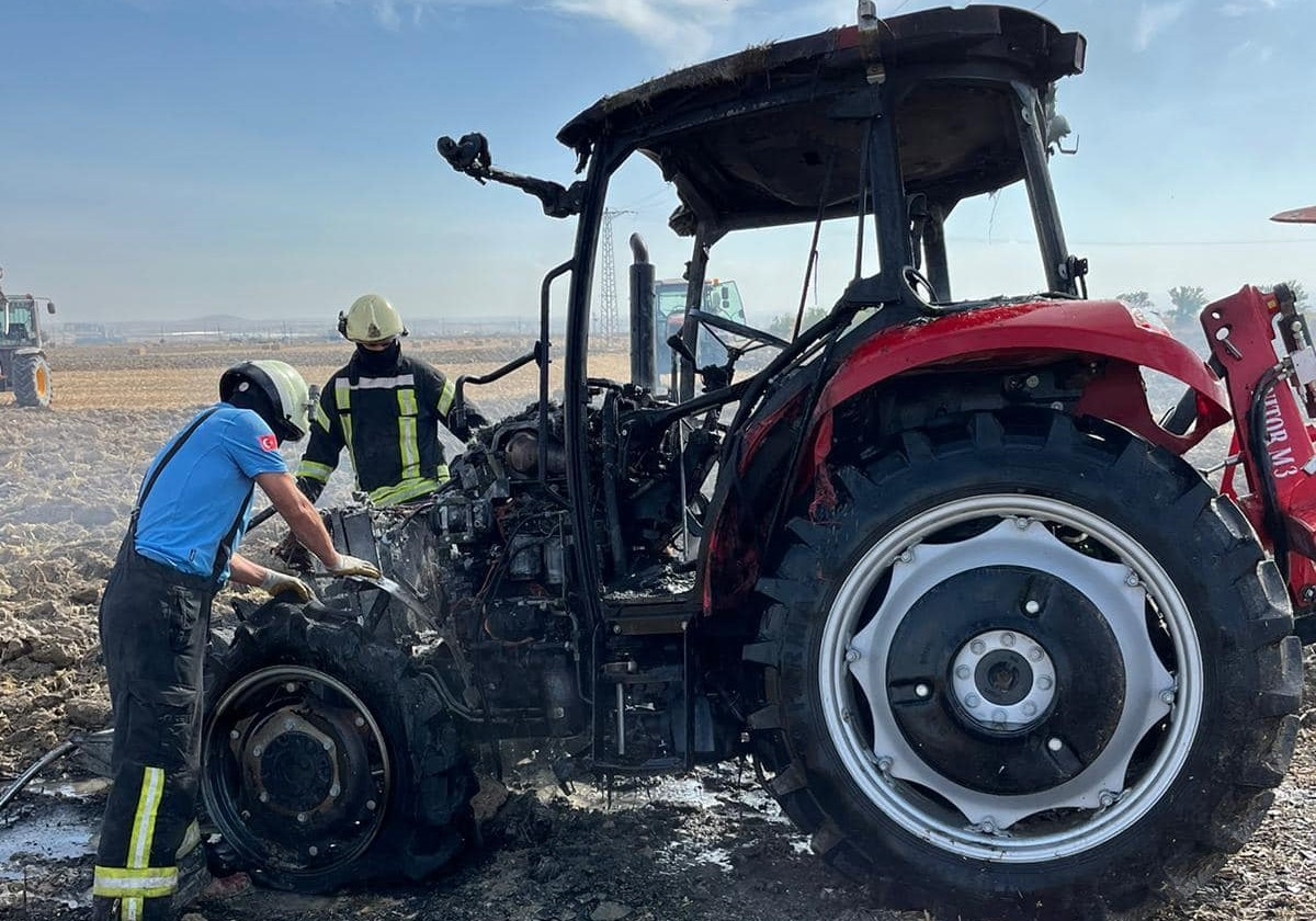 Karaman'da Tarla sürerken traktör alev aldı-2