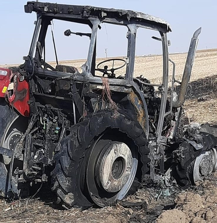 Karaman'da Tarla sürerken traktör alev aldı-3