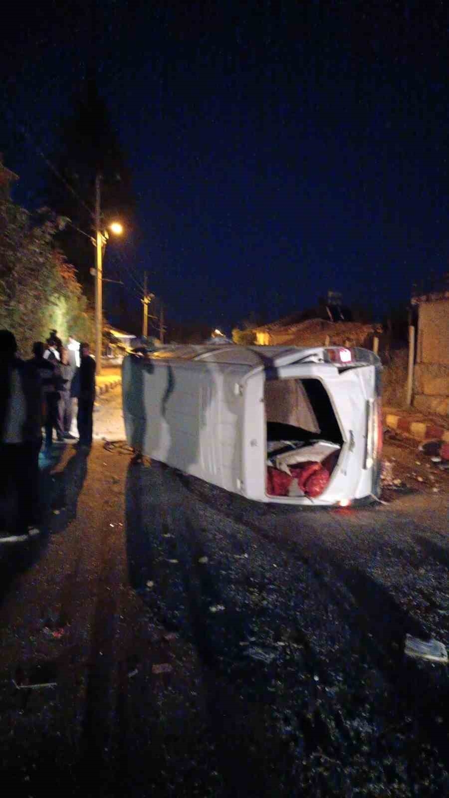 Otomobil duvara çarptı, sürücü aracın ön camından dışarı savruldu-2