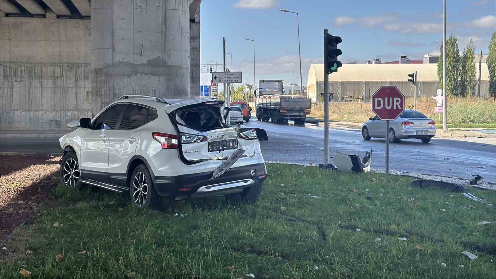 Tırla çarpışan milyonluk cip hurdaya döndü: 2 yaralı-3