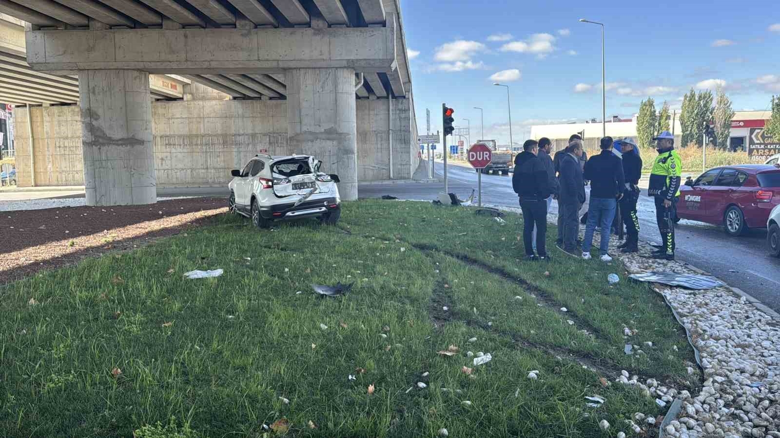 Tırla çarpışan milyonluk cip hurdaya döndü: 2 yaralı-4