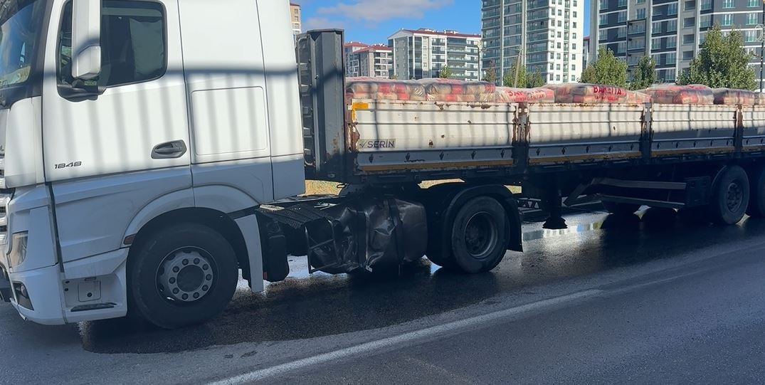 Tırla çarpışan milyonluk cip hurdaya döndü: 2 yaralı-6