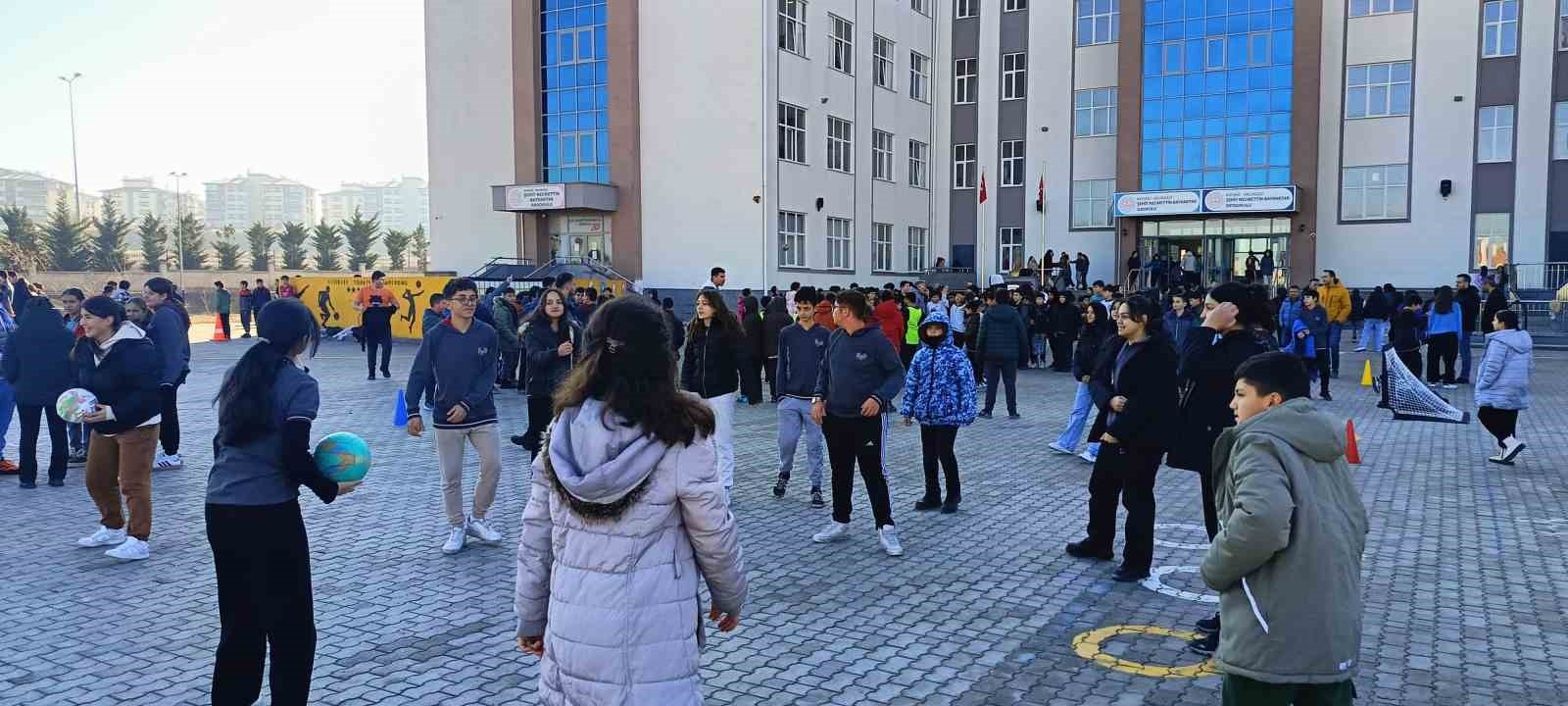 ERÜ'den 'Sporsuz Yaşam Susuz Hayata Benzer