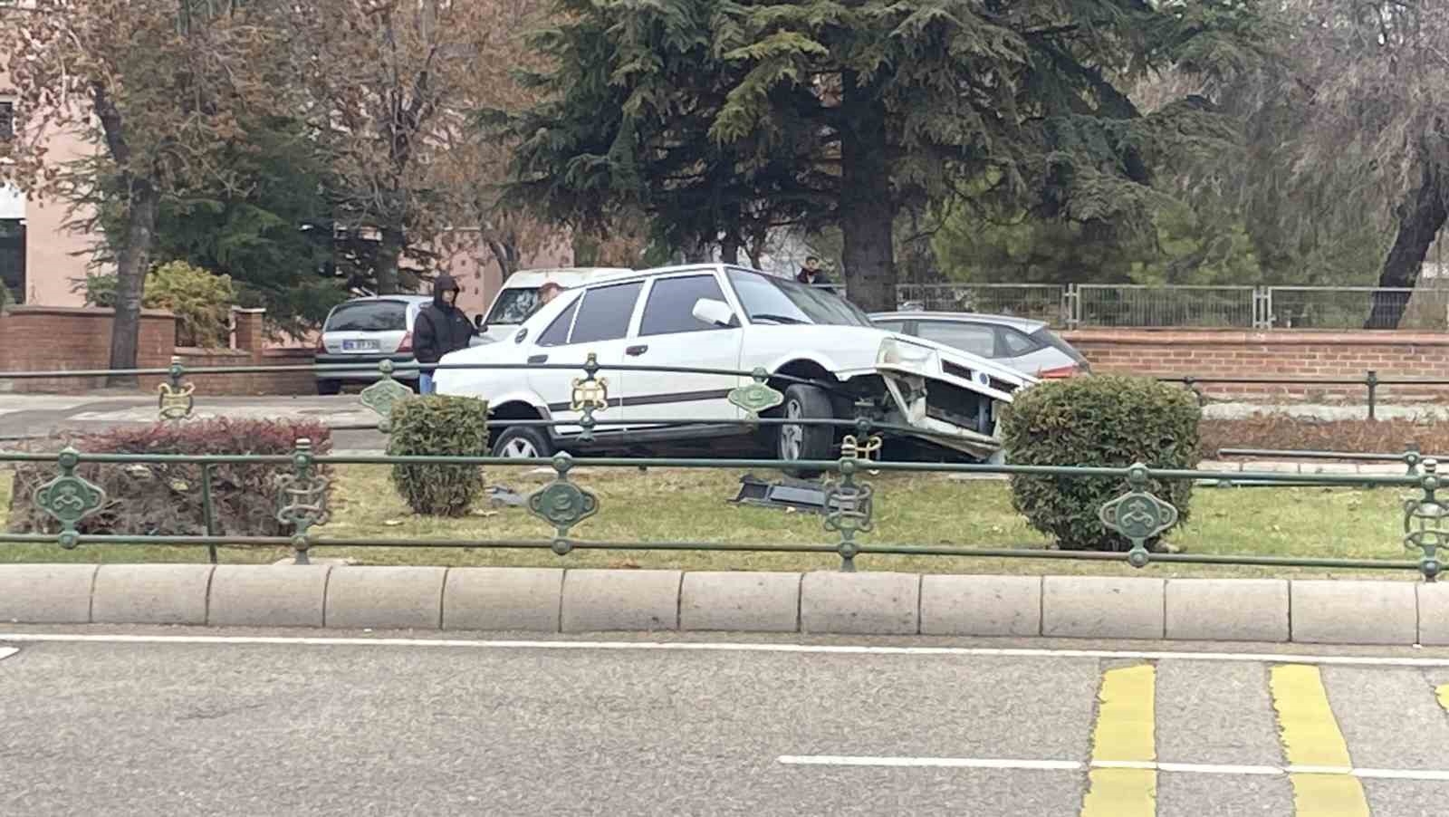 Otomobil bariyerlere çarpıp refüje çıktı-1