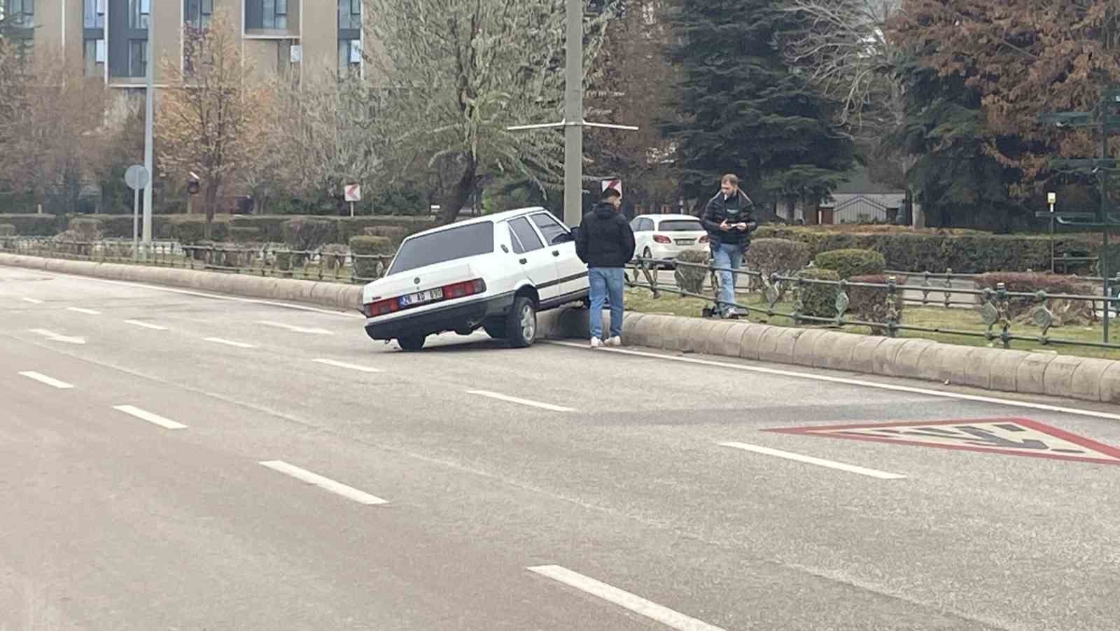 Otomobil bariyerlere çarpıp refüje çıktı-2