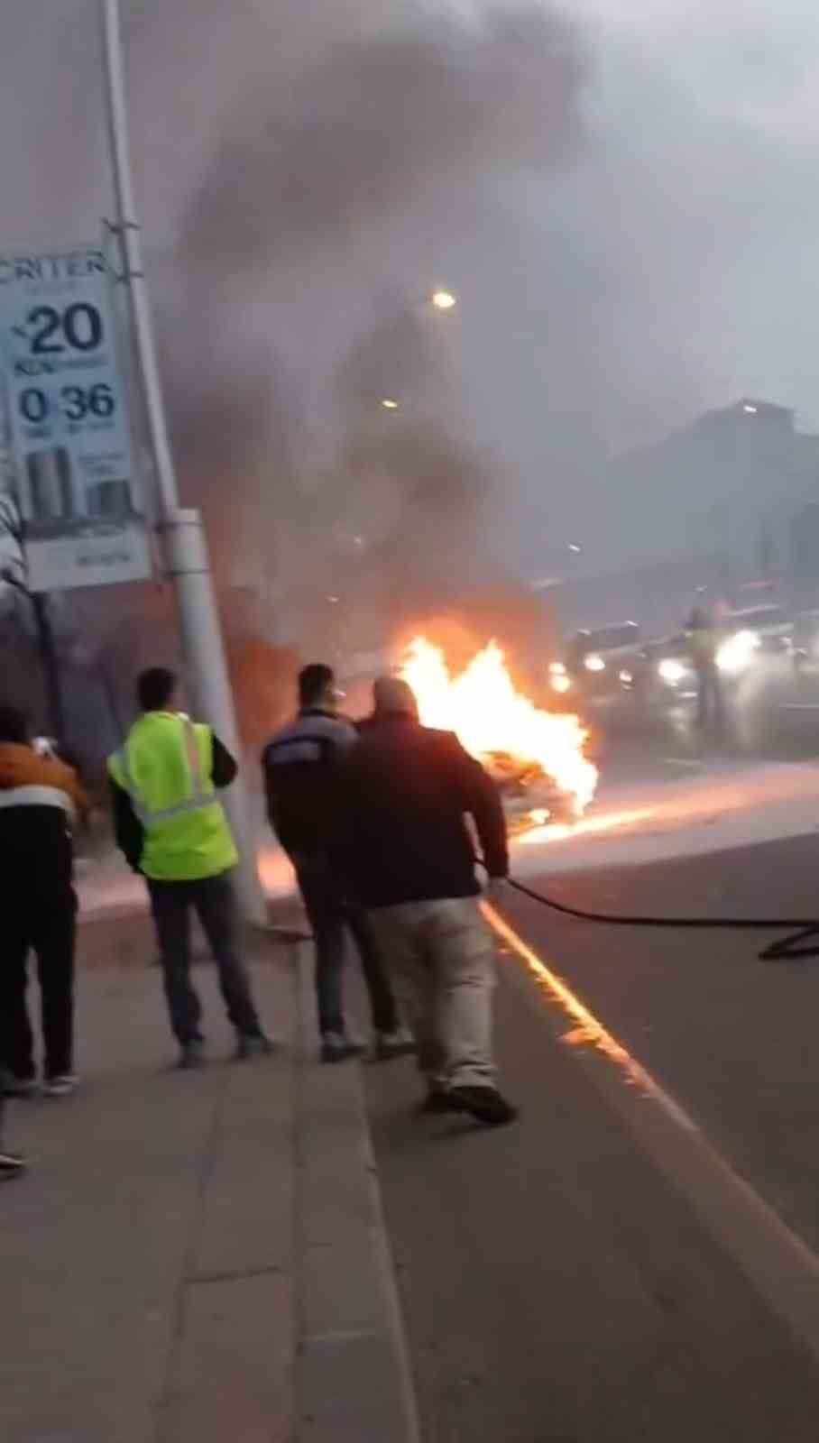 Ankara'da seyir halindeki otomobil alev alev yandı-1