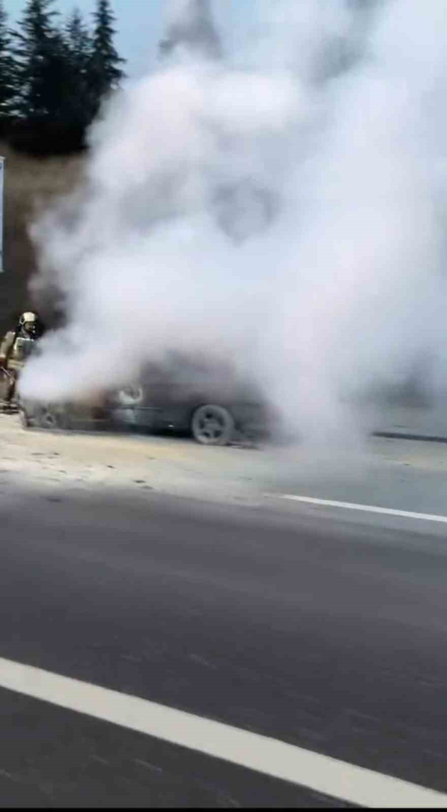 Ankara'da seyir halindeki otomobil alev alev yandı-2