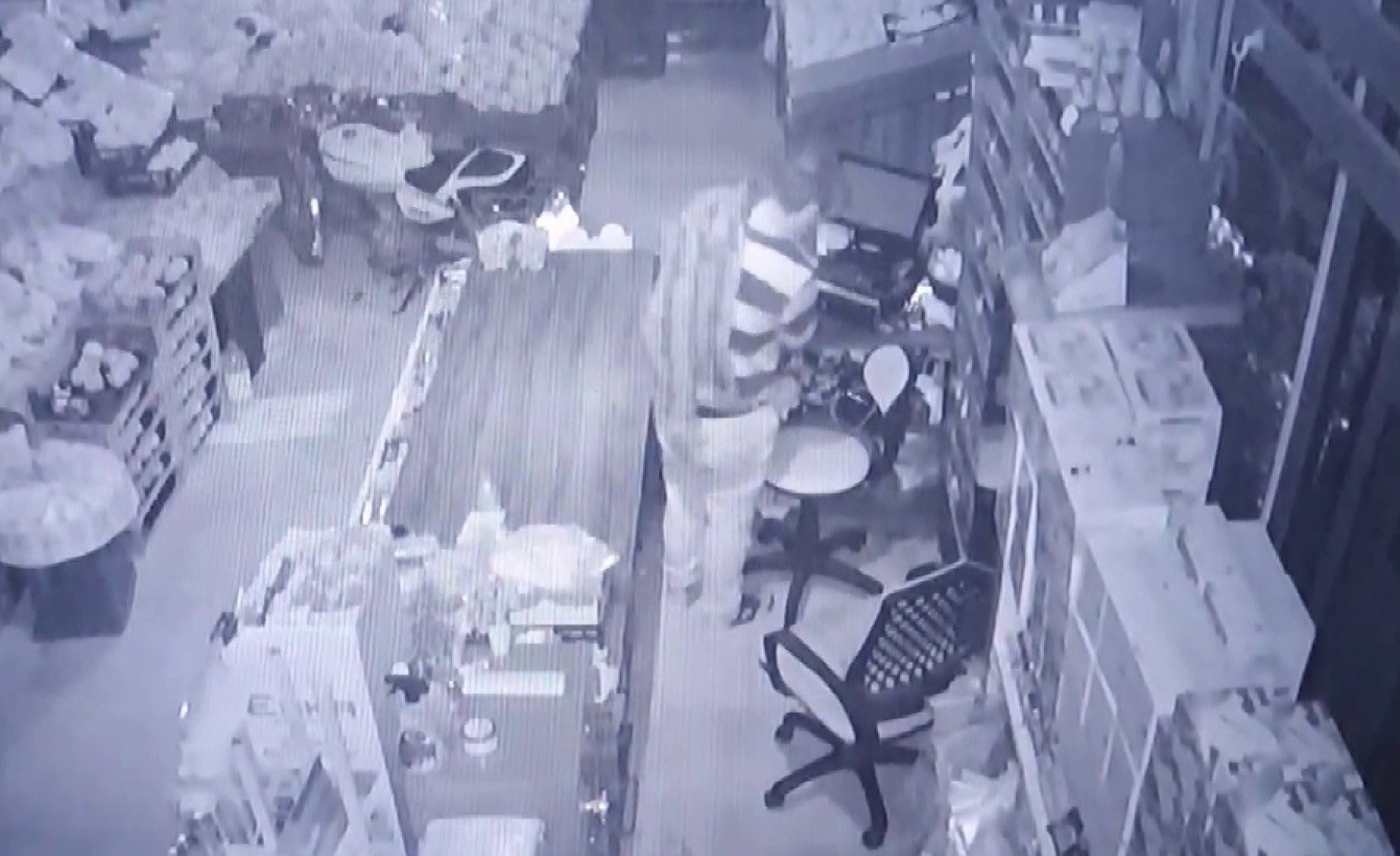 Karaman'da hırsız girdiği iş yerinin kameralarını da çaldı-1