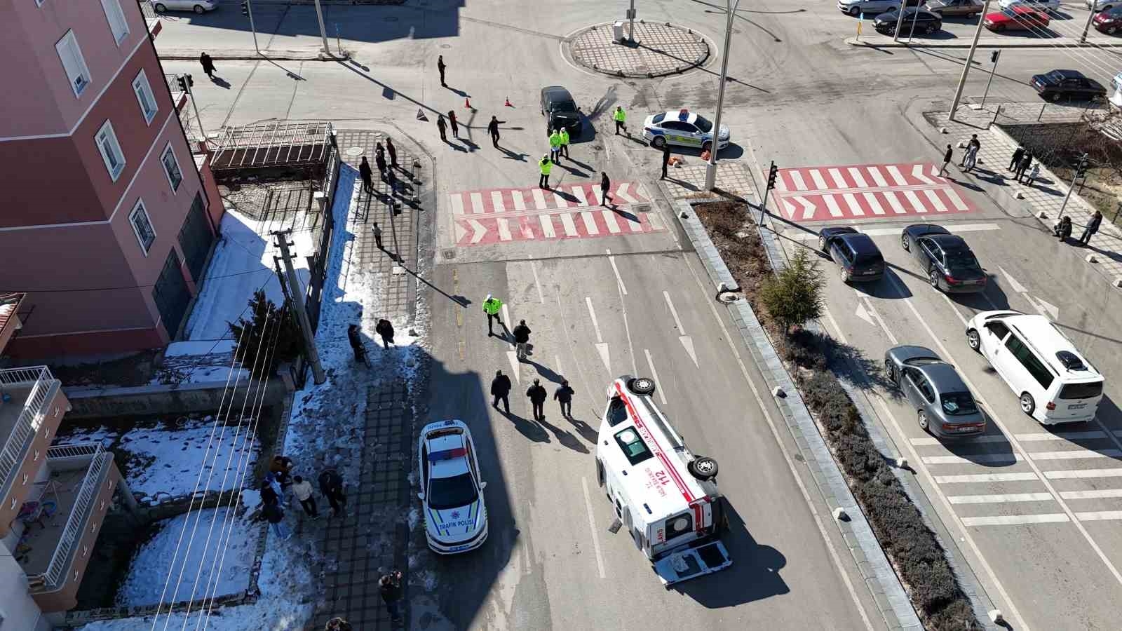 Karaman'da otomobille çarpışan ambulans devrildi: 3'ü sağlık görevlisi 5 kişi yaralandı-1