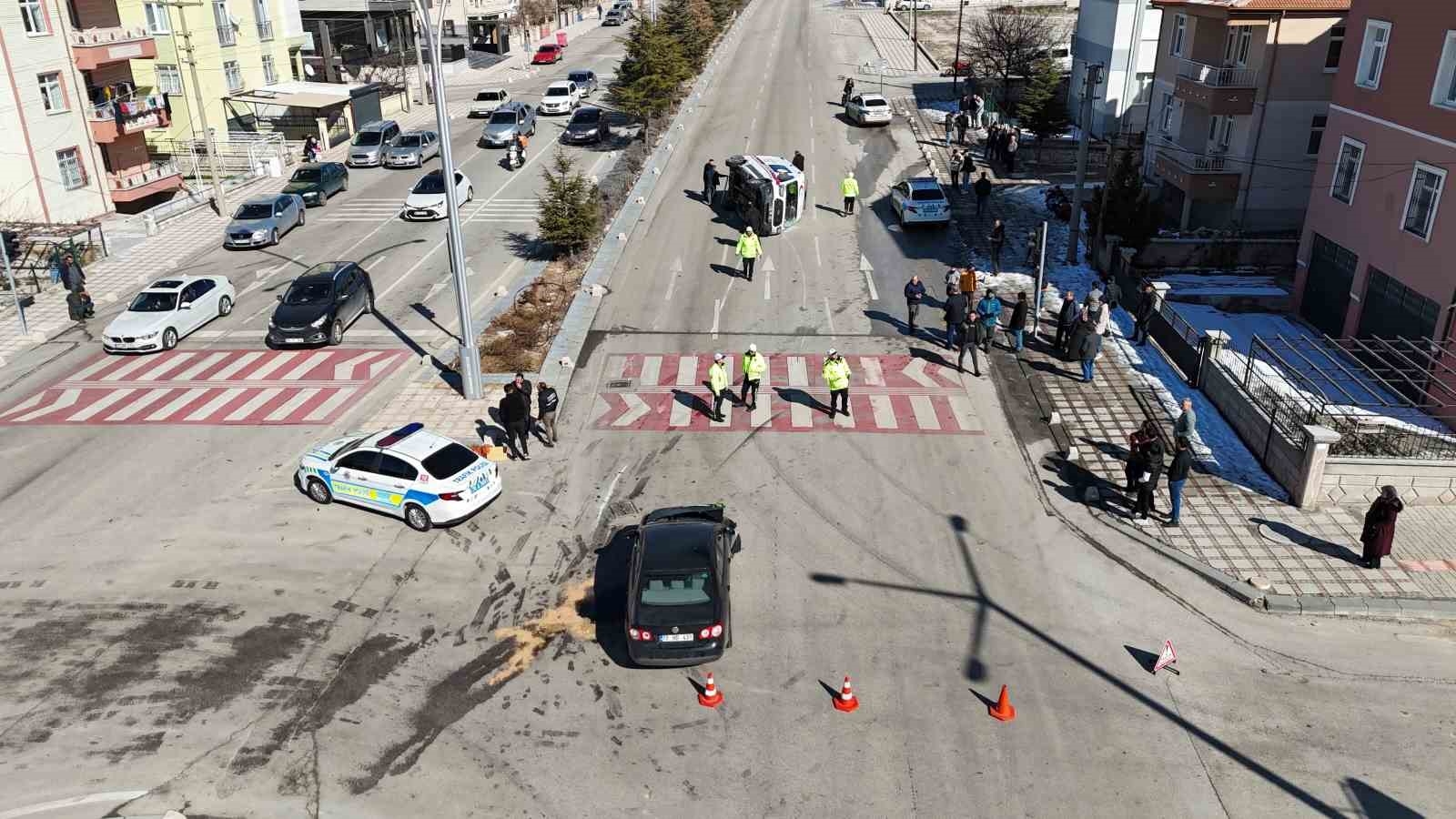 Karaman'da otomobille çarpışan ambulans devrildi: 3'ü sağlık görevlisi 5 kişi yaralandı-2