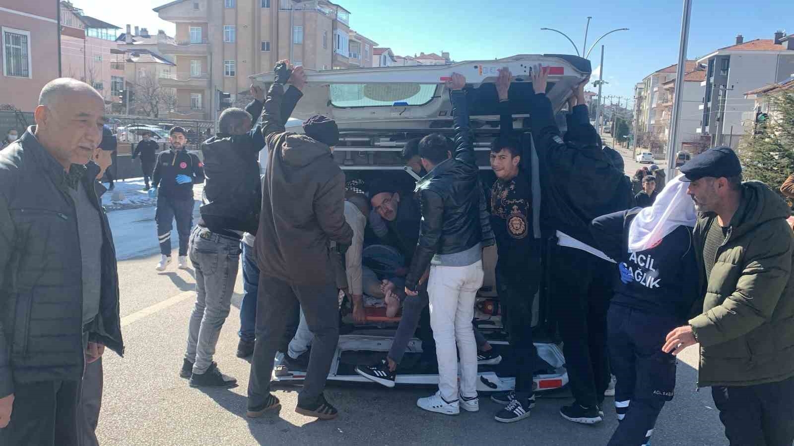 Karaman'da otomobille çarpışan ambulans devrildi: 3'ü sağlık görevlisi 5 kişi yaralandı-3