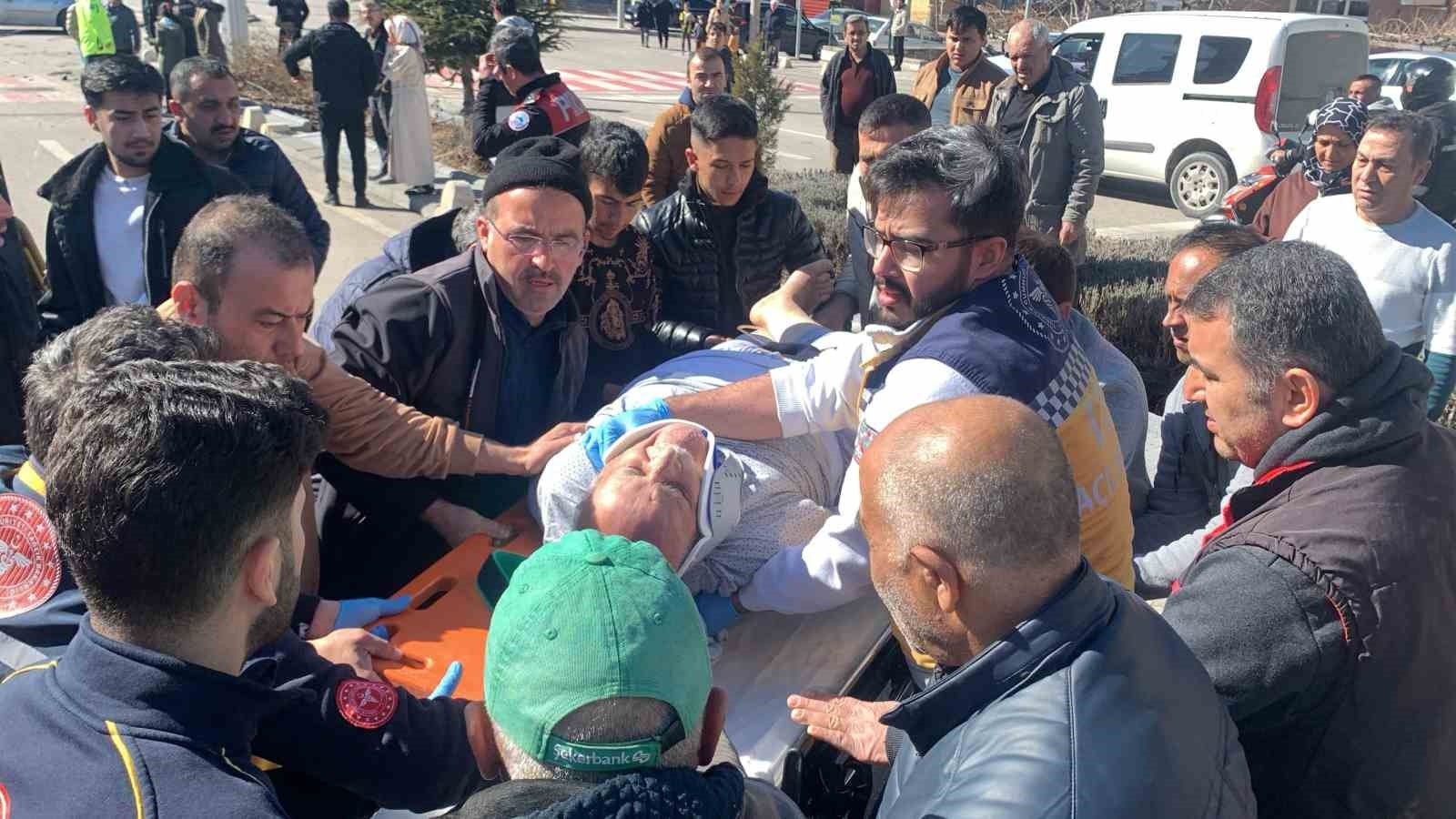 Karaman'da otomobille çarpışan ambulans devrildi: 3'ü sağlık görevlisi 5 kişi yaralandı-4