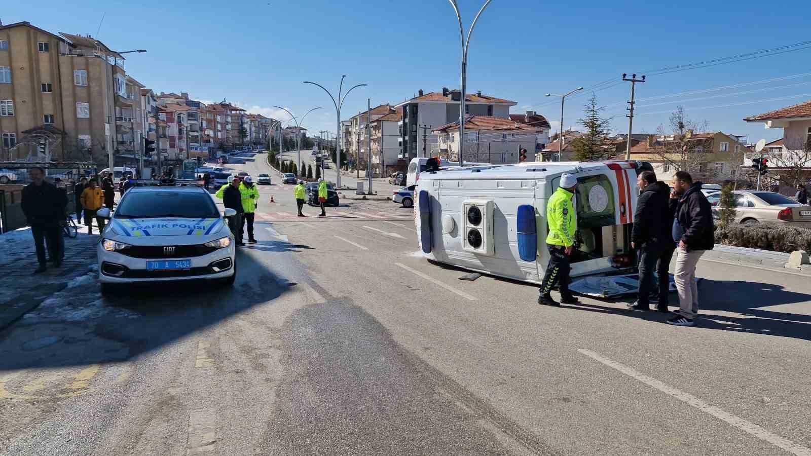 Karaman'da otomobille çarpışan ambulans devrildi: 3'ü sağlık görevlisi 5 kişi yaralandı-5