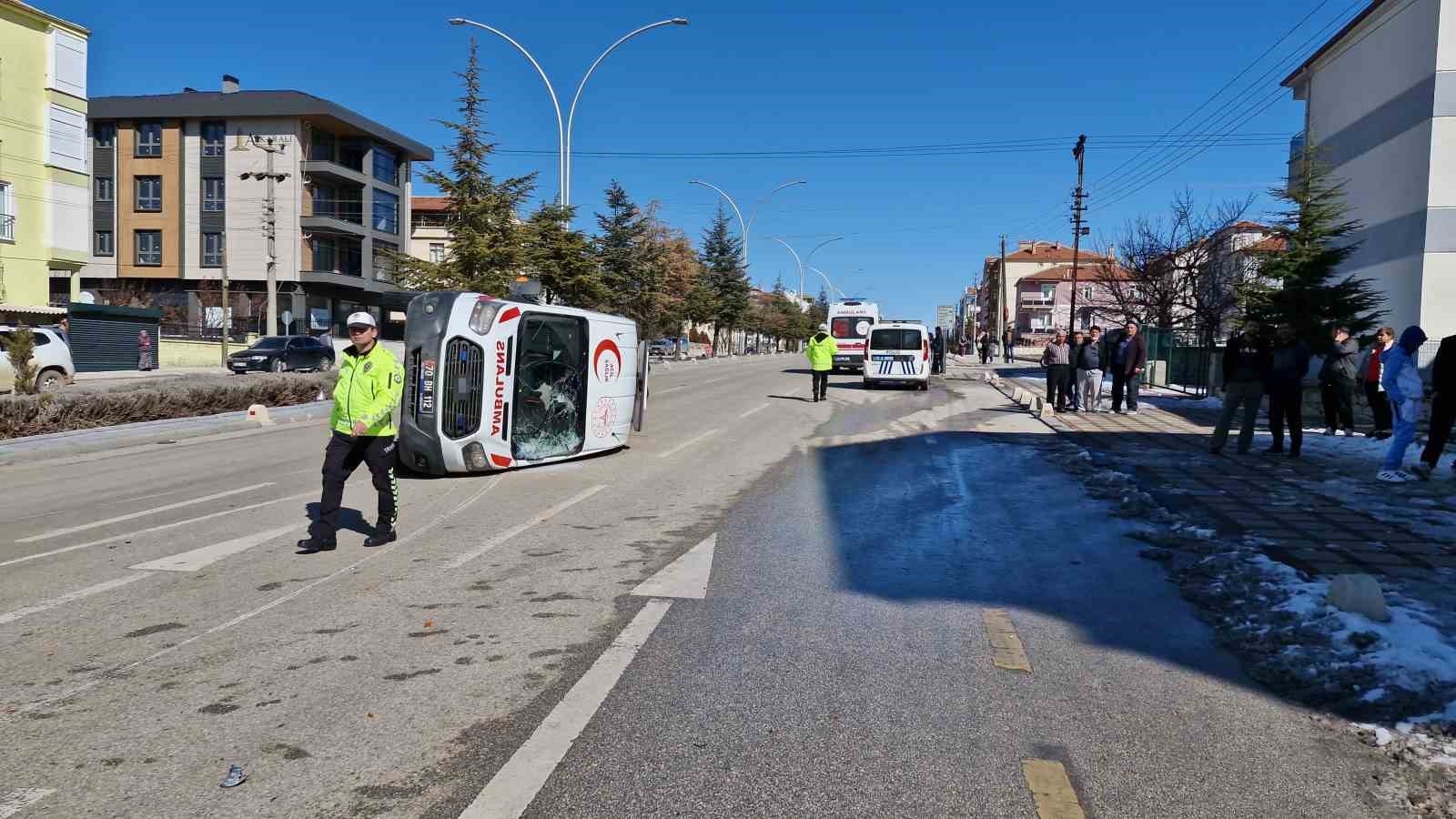 Karaman'da otomobille çarpışan ambulans devrildi: 3'ü sağlık görevlisi 5 kişi yaralandı-6