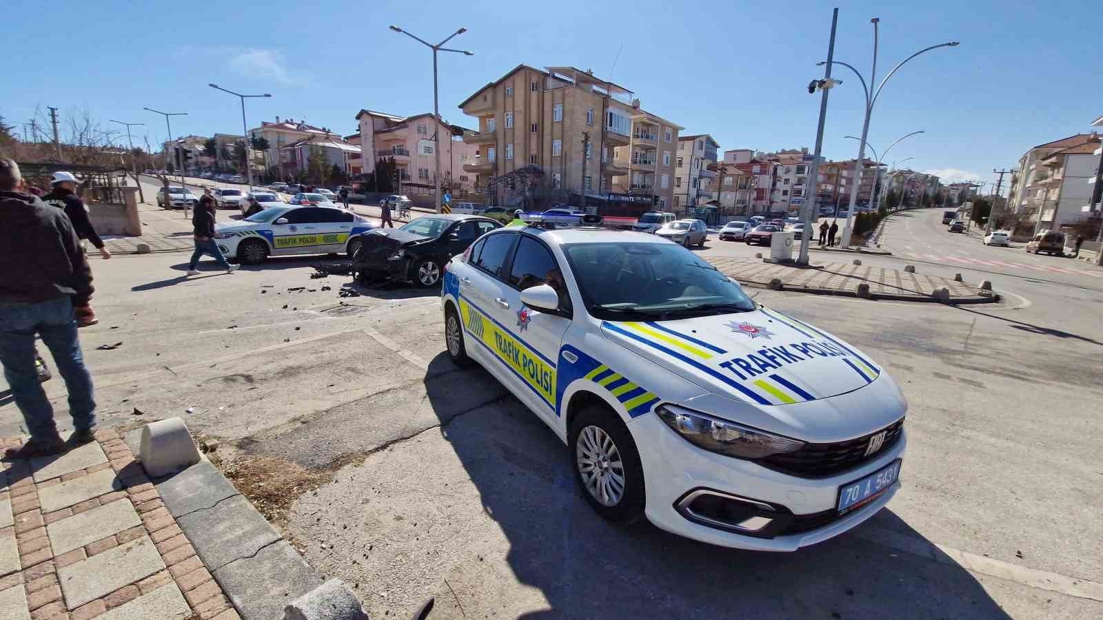 Karaman'da otomobille çarpışan ambulans devrildi: 3'ü sağlık görevlisi 5 kişi yaralandı-7
