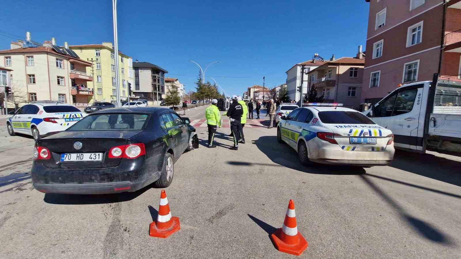 Karaman'da otomobille çarpışan ambulans devrildi: 3'ü sağlık görevlisi 5 kişi yaralandı-8