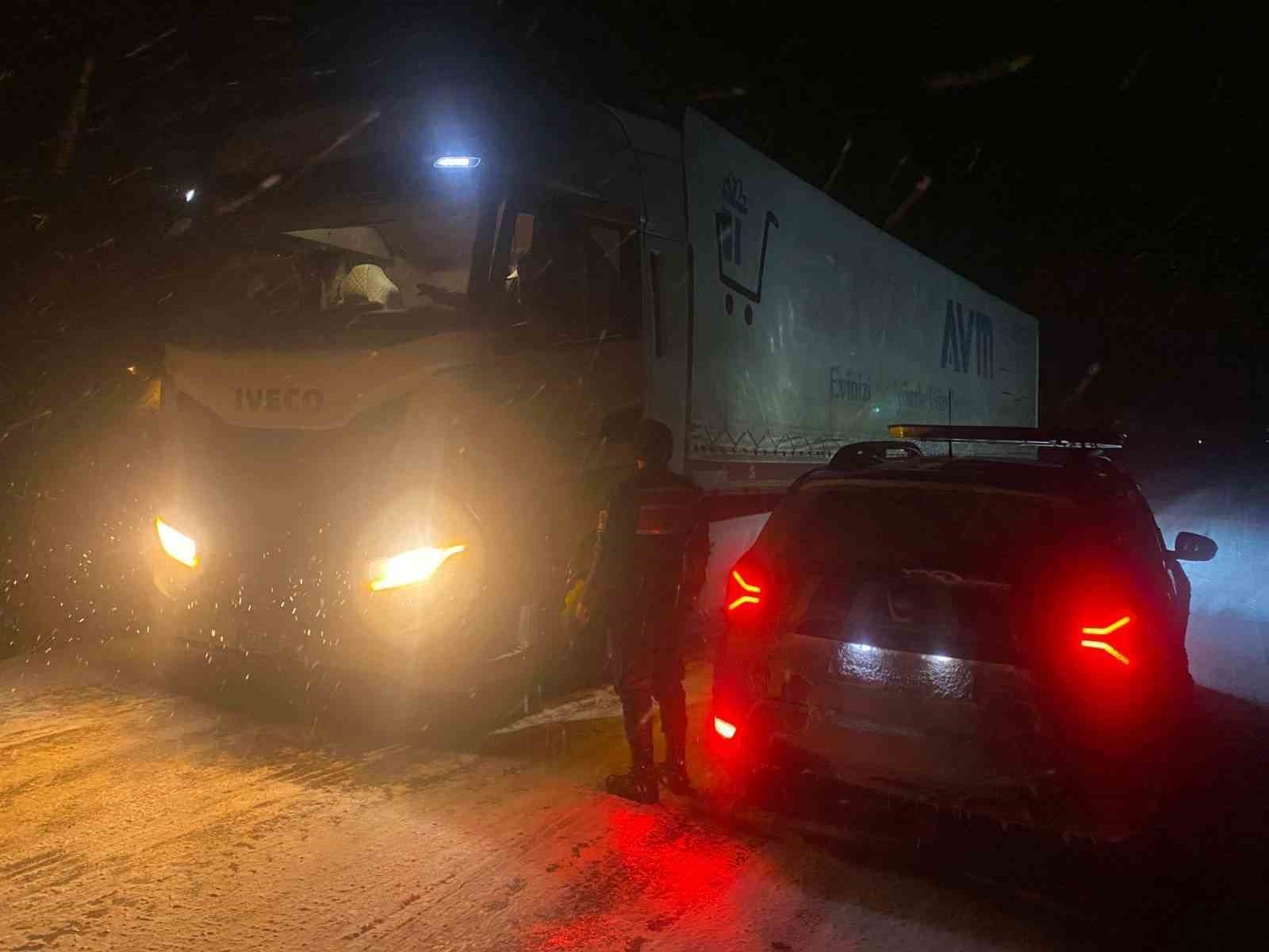 Karda mahsur kalanların imdadına Jandarma yetişti
