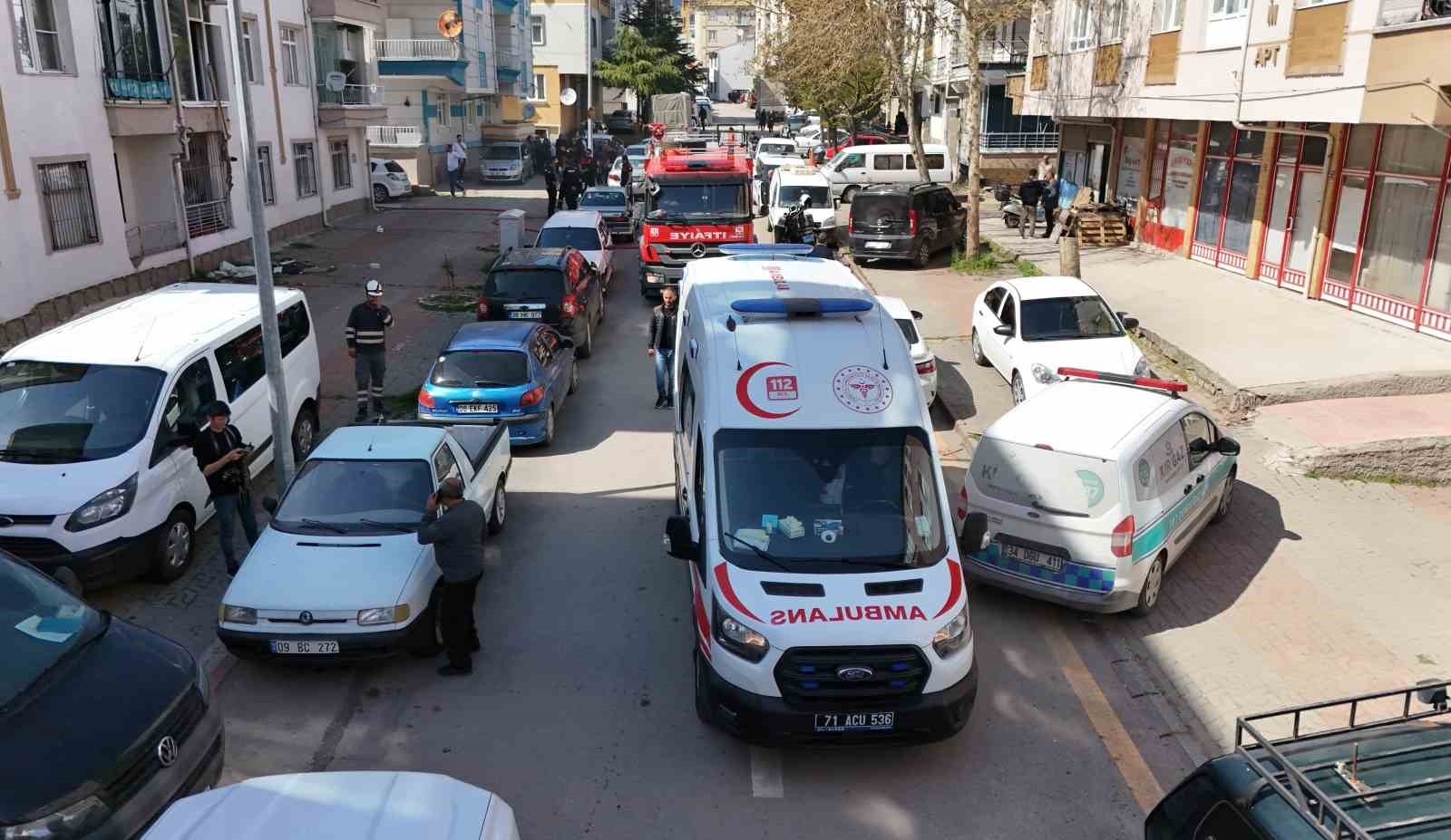 Mutfaktaki çoklu elektrik prizi yangın çıkardı, apartman tahliye edildi-1