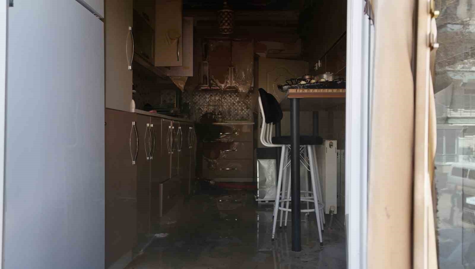 Mutfaktaki çoklu elektrik prizi yangın çıkardı, apartman tahliye edildi-4