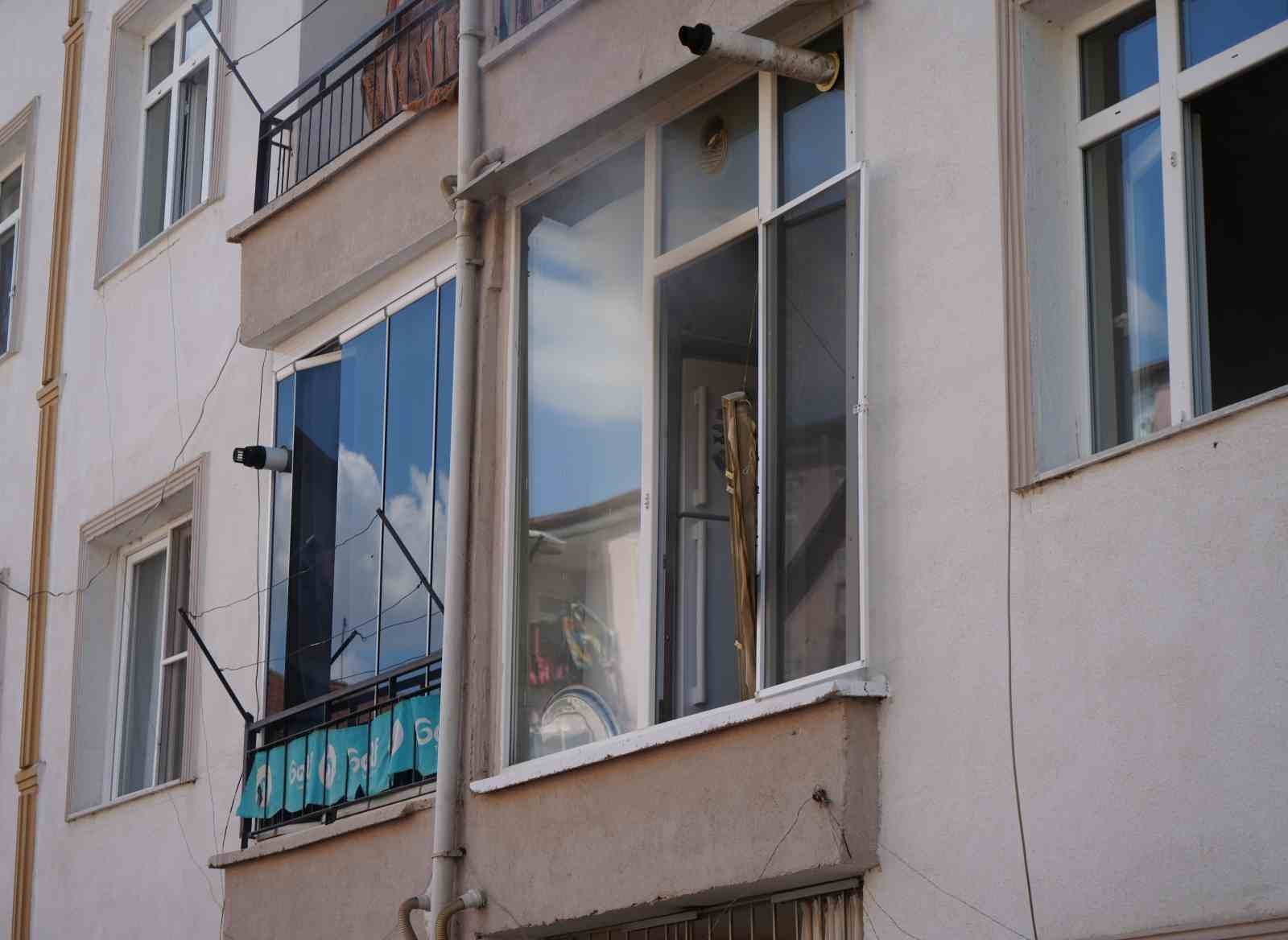 Mutfaktaki çoklu elektrik prizi yangın çıkardı, apartman tahliye edildi-5