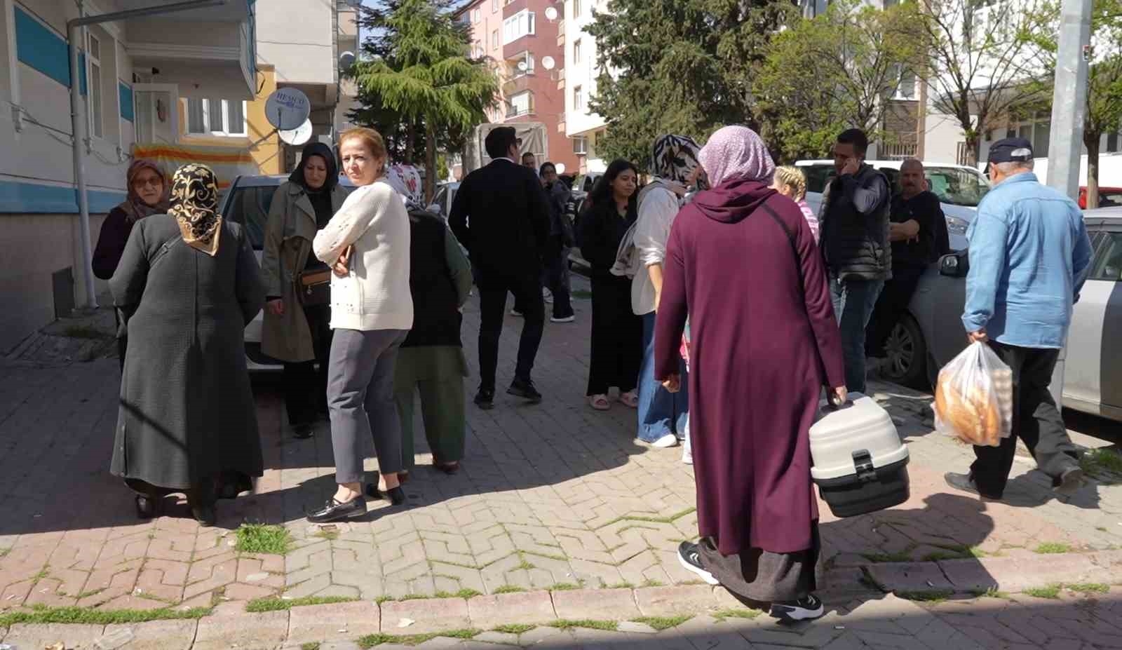 Mutfaktaki çoklu elektrik prizi yangın çıkardı, apartman tahliye edildi-6