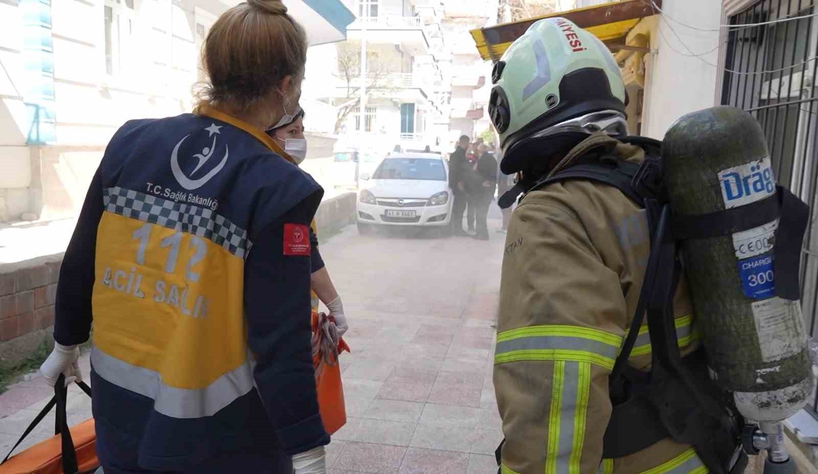 Mutfaktaki çoklu elektrik prizi yangın çıkardı, apartman tahliye edildi-7