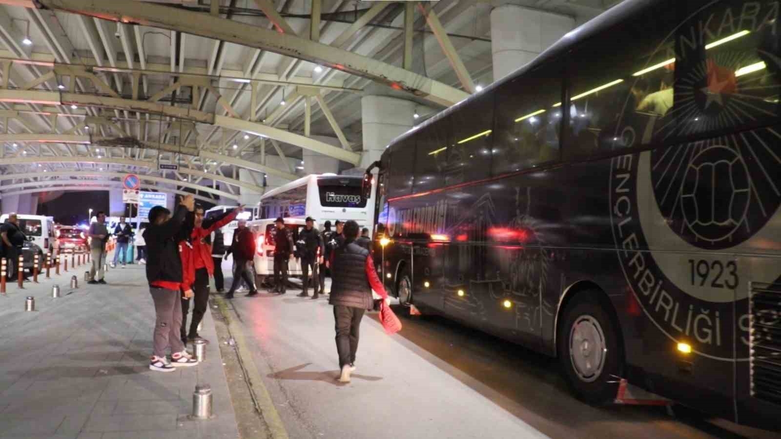 Gençlerbirliği taraftarı Süper Lig'e çıkan takımını havaalanında karşıladı-2