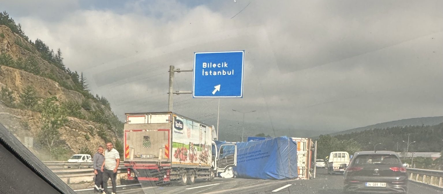 Konya’dan İstanbul’a Giden Tır Bilecik’te Kaza Yaptı