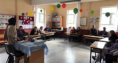 Aile okulunda ailelere eğitimler veriliyor