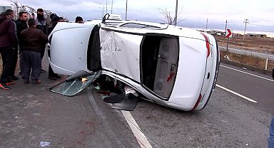 Karşı şeride geçen otomobil takla attı: 1'i bebek 4 yaralı