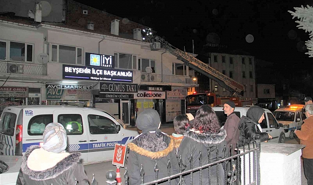 Konya'da itfaiye ekiplerinin çatıda mahsur kalan kediyle imtihanı