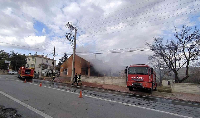 Müstakil ev çıkan yangında kullanılamaz hale geldi
