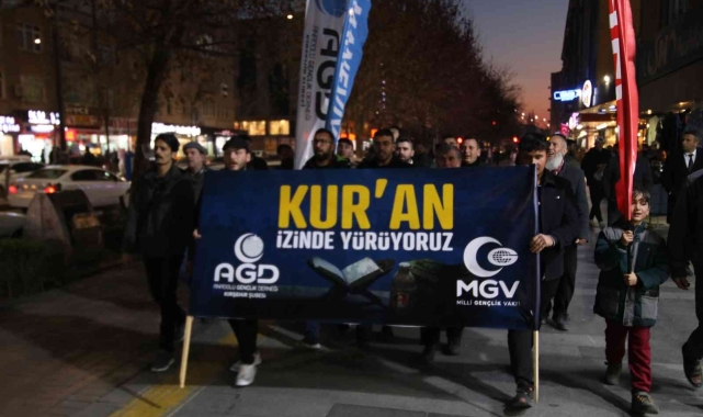 AGD'li gençler, İsveç'te Kur'an'ın yakılmasına tepki gösterdi