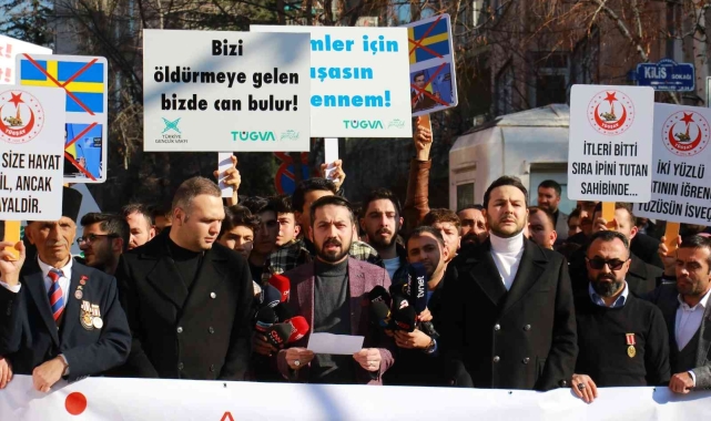 AK Parti Gençlik Kolları ve TÜGVA'dan İsveç Büyükelçiliği önünde protesto