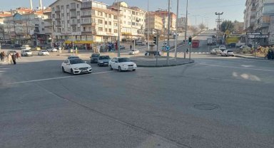 Akülü sandalyeli engelli adama kamyonet çarpma anı kamerada