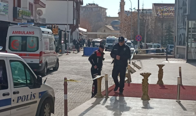 Boşanma aşamasındaki eşini 10 kurşunla öldürüp intihar etti
