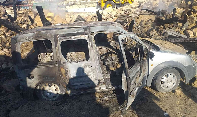 Depo yangında yıkılırken tarım aletleri ile hafif ticari araç demir yığınına döndü